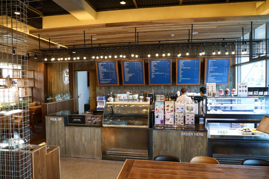 Caffe Bene-гийн лангуун ард ажиллаж буй баристанууд